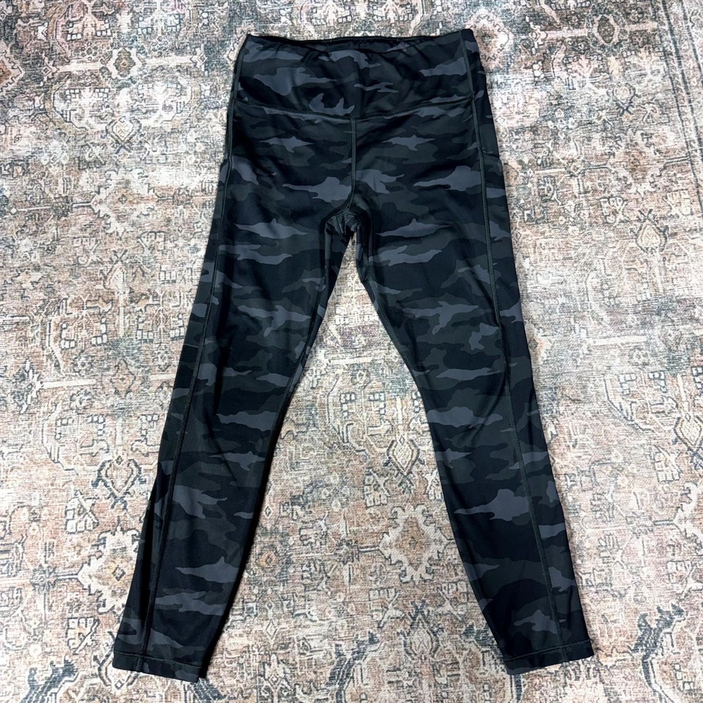 Athleta Ultimate Leggings Womens M Gray Camouflage 7/8 Tight Pull On Gym Workout